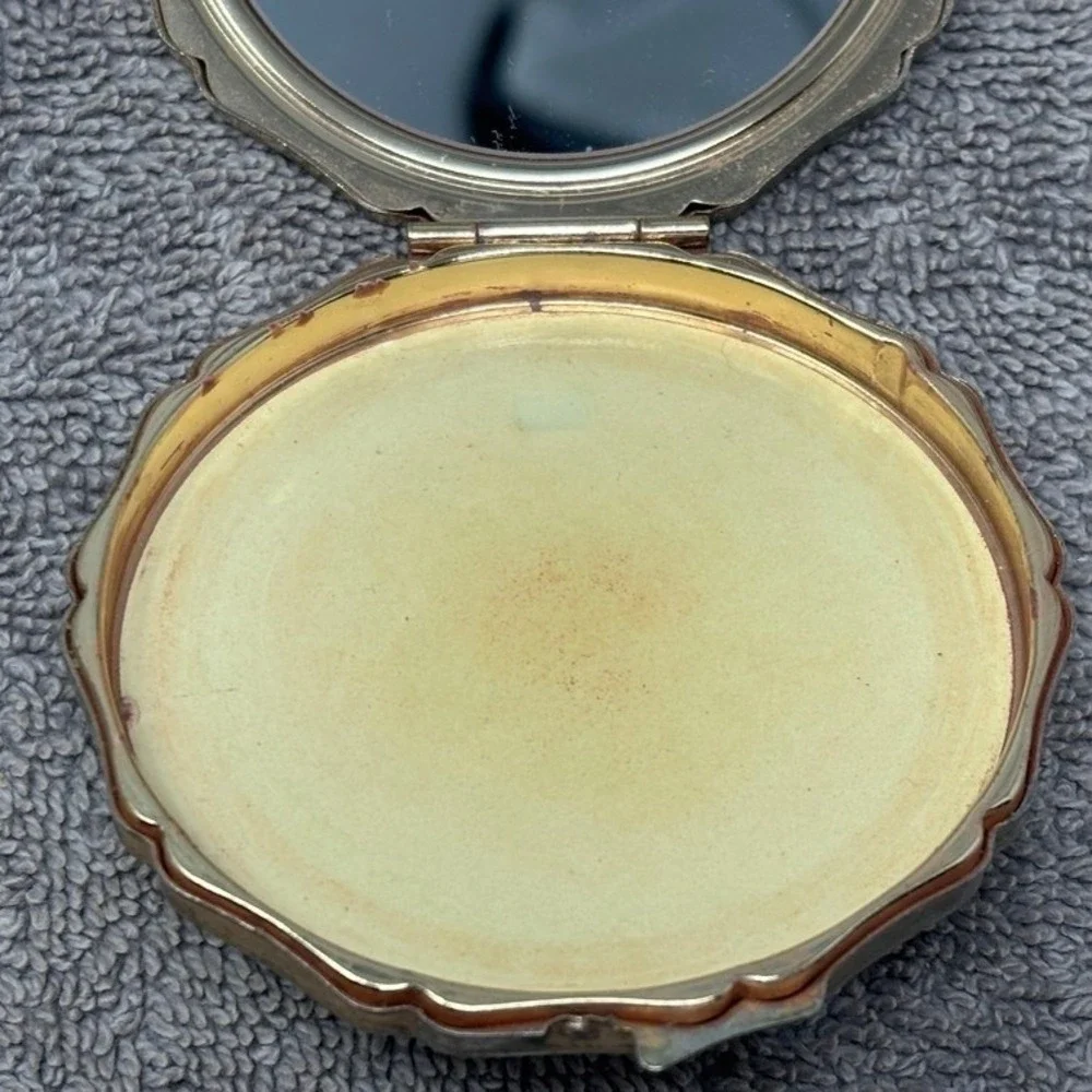 Vintage Makeup Compact Gold Tone Floral Scalloped Edge Made in Japan 3in